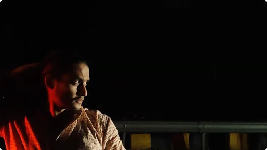 Saran in a night scene in The Time I Live in Confusion