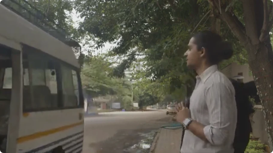 Saran as Arjun speaking outside a bus